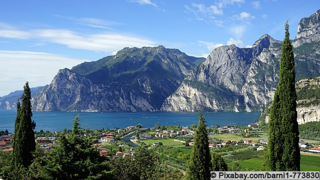 Landschaft mit Bergen am Gardasee