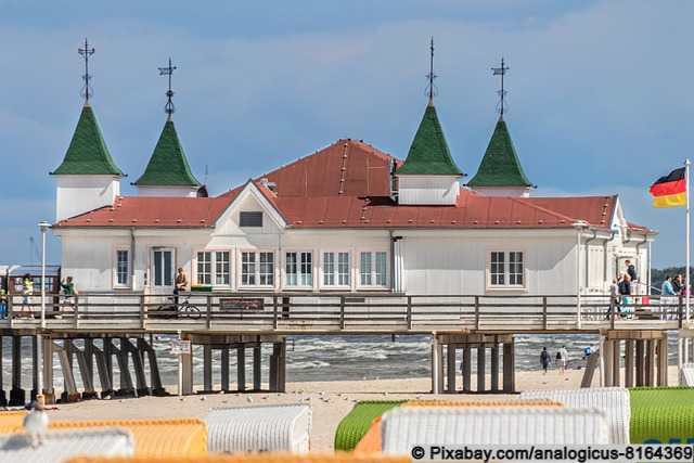 Strandkörbe an der Seebrücke