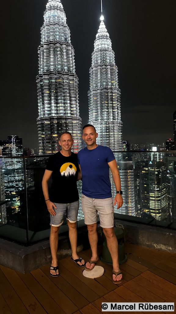 Denny und ich vor den Petronas Towers