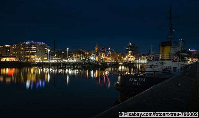 Der Kieler Hafen bei Nacht