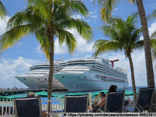 Große Kreuzfahrtschiffe legen auf den Bahamas an