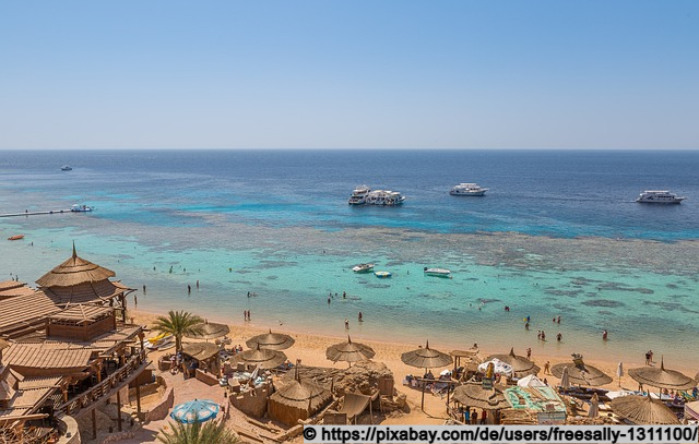 Hotelanlage und Korallenriff in Sharm El-Sheikh