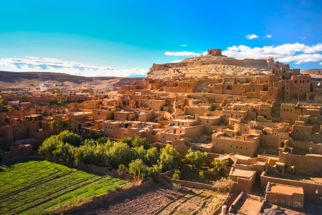 Ait Benhaddou ist eine befestigte Stadt oder Ksar entlang der ehemaligen Karawanenroute zwischen der Sahara und Marrakesch