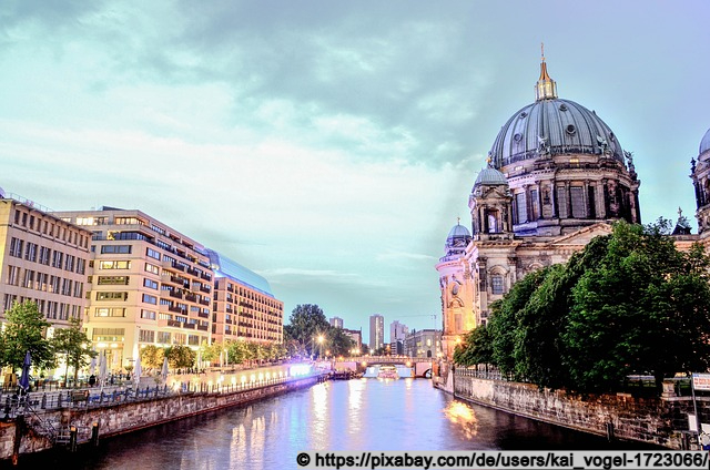 Berliner Dom entlang der Spree