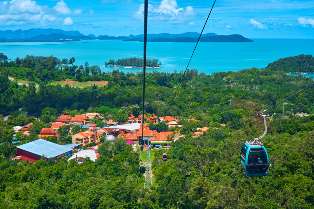 Blick von einer Seilbahnfahrt hoch in die Berge auf der tropischen Insel Langkawi