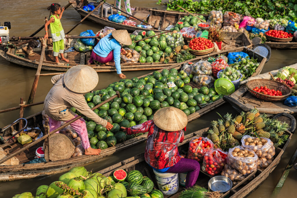 Boote mit Verkäufer auf einem Floating Market im Mekong River Delta