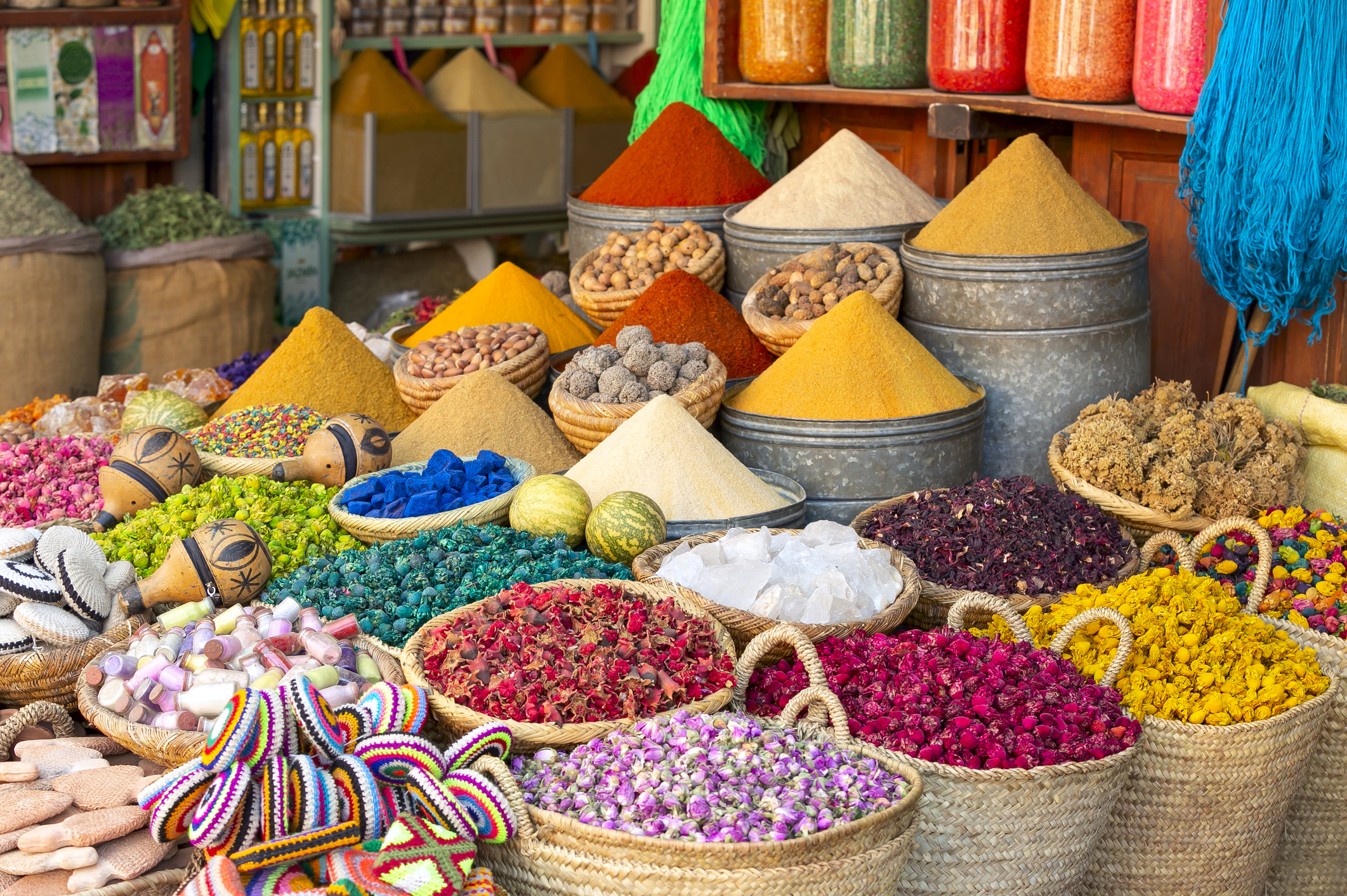 Bunte Gewürze und Farbstoffe auf dem Souk-Markt in Marrakesch