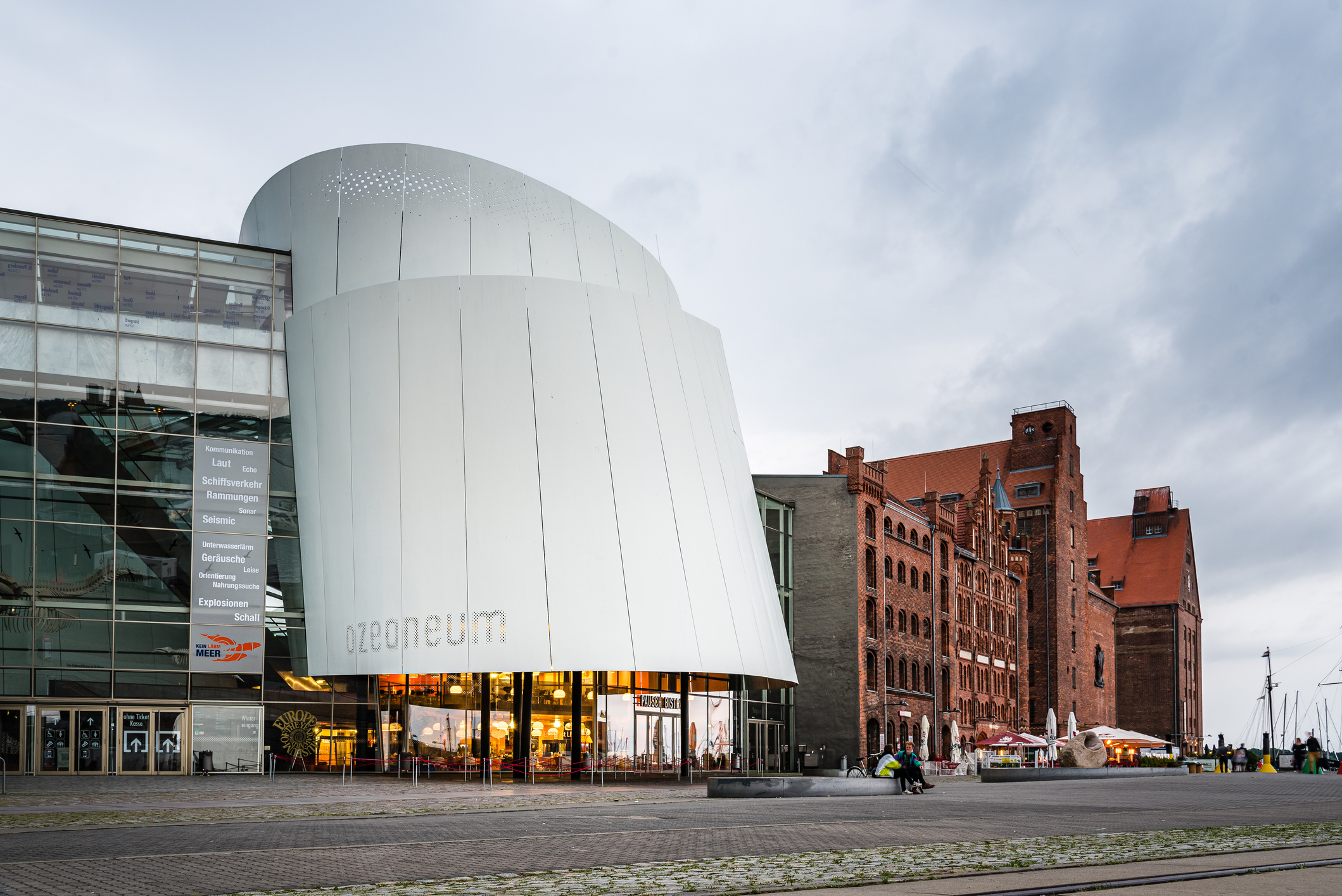 Das Ozeaneum Museum in Stralsund direkt am Hafen