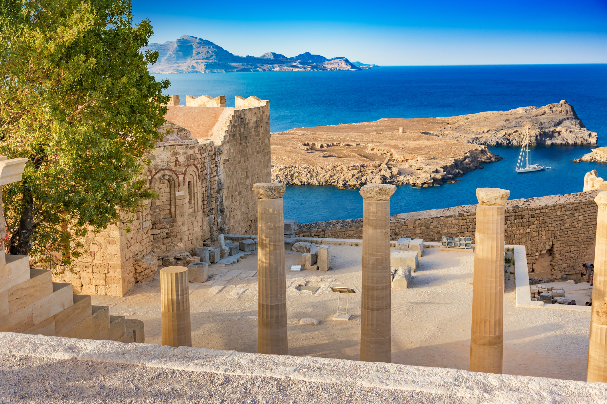 Die Treppe von den Propyläen und die Kirche des Hl. Johannes auf der Akropolis von Lindos auf Rhodos