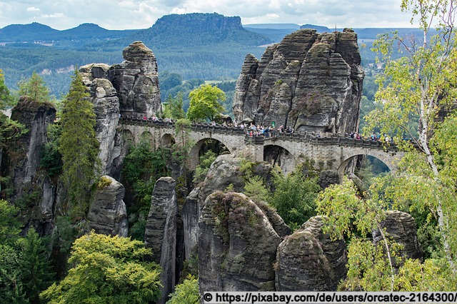 Die basteibrücke mit vielen Touristen