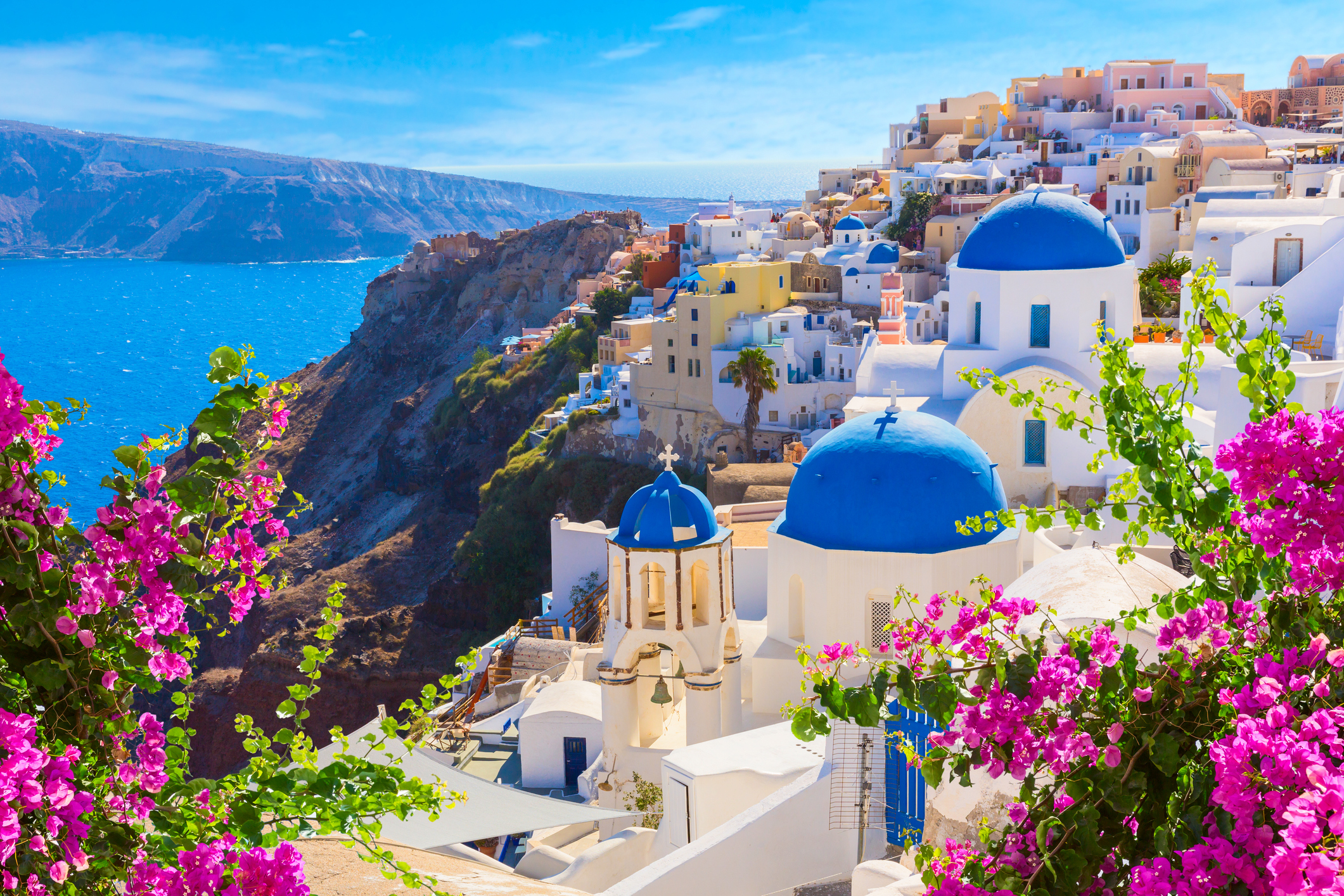 Die typischen blau-weißen Häuser auf Santorini in Griechenland