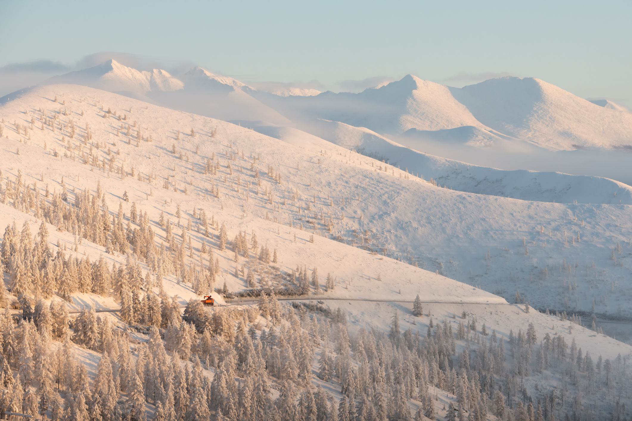 Fahrt durch den Olchansky Pass mit Aussicht auf Autobahn Kolyma