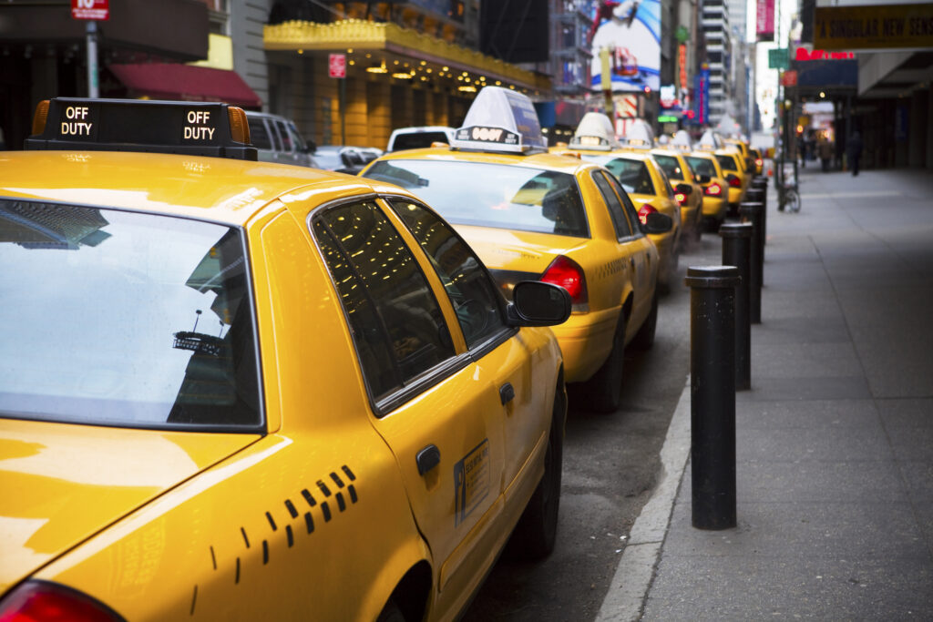 Große Reihe von gelben Taxis in der New York City