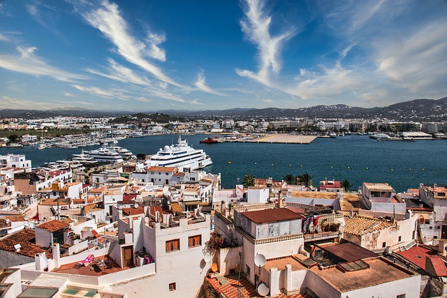 Hafen auf Ibiza mit zahlreichen Schiffen