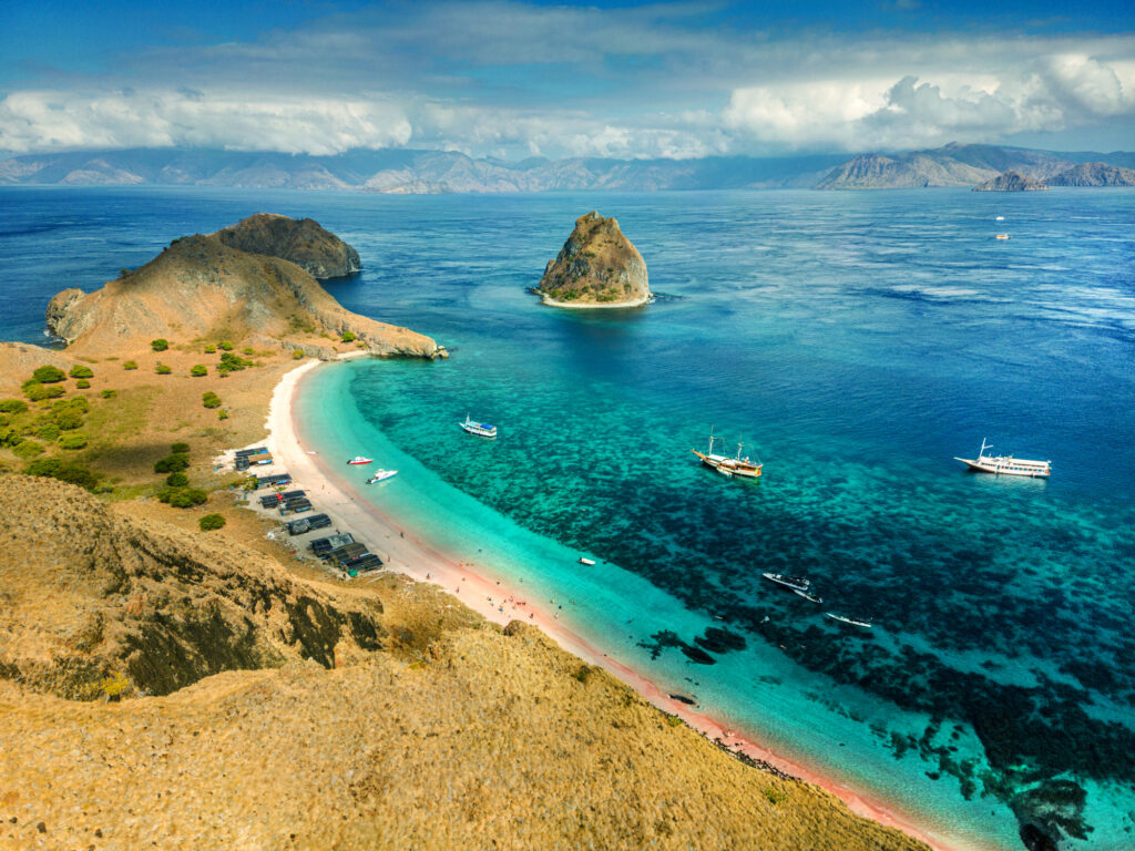 Luftaufnahme vom Pink Beach auf Komodo Island in Indonesien