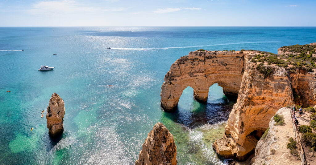 Panorama-Luftaufnahme des natürlichen Bogens am Strand Praia da Marinha in der Algarve