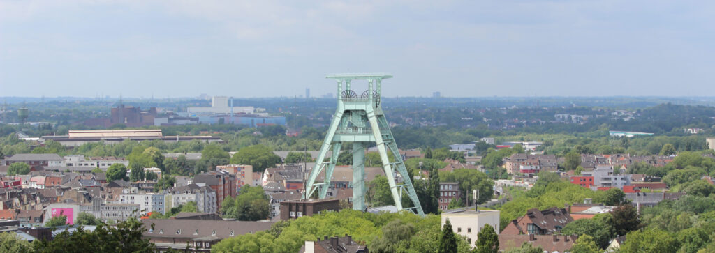 Panoramablick über Bochum mit dem Fördergerüst des Deutschen Bergbau-Museums