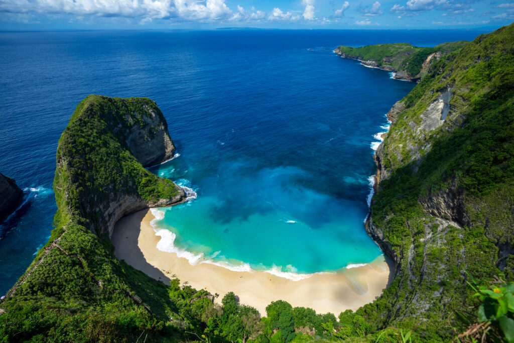 Panoramablick über den Strand von Nusa Penida auf Bali