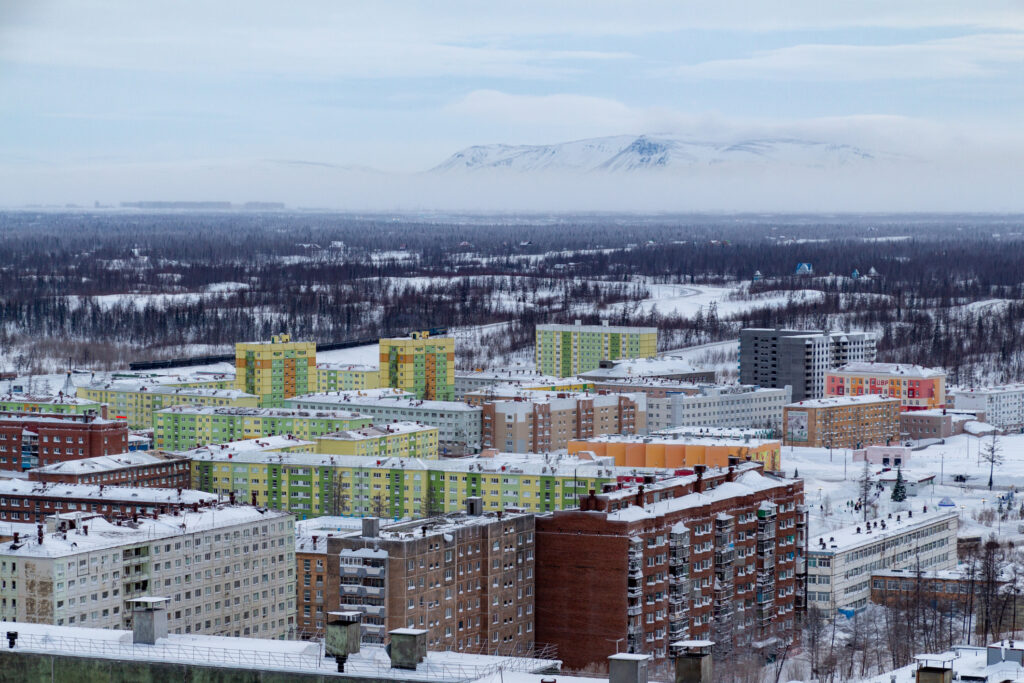 Panoramablick über die Nordstadt Norilsk im Winter