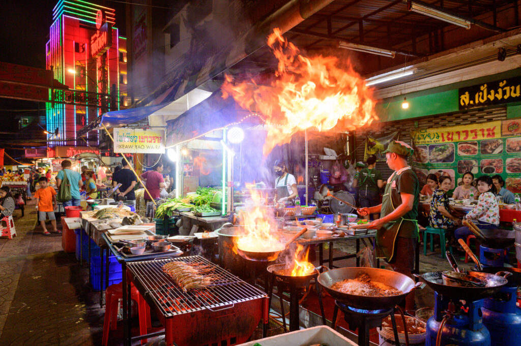 Straßenrestaurant in der Yaowarat Straße in Bangkok