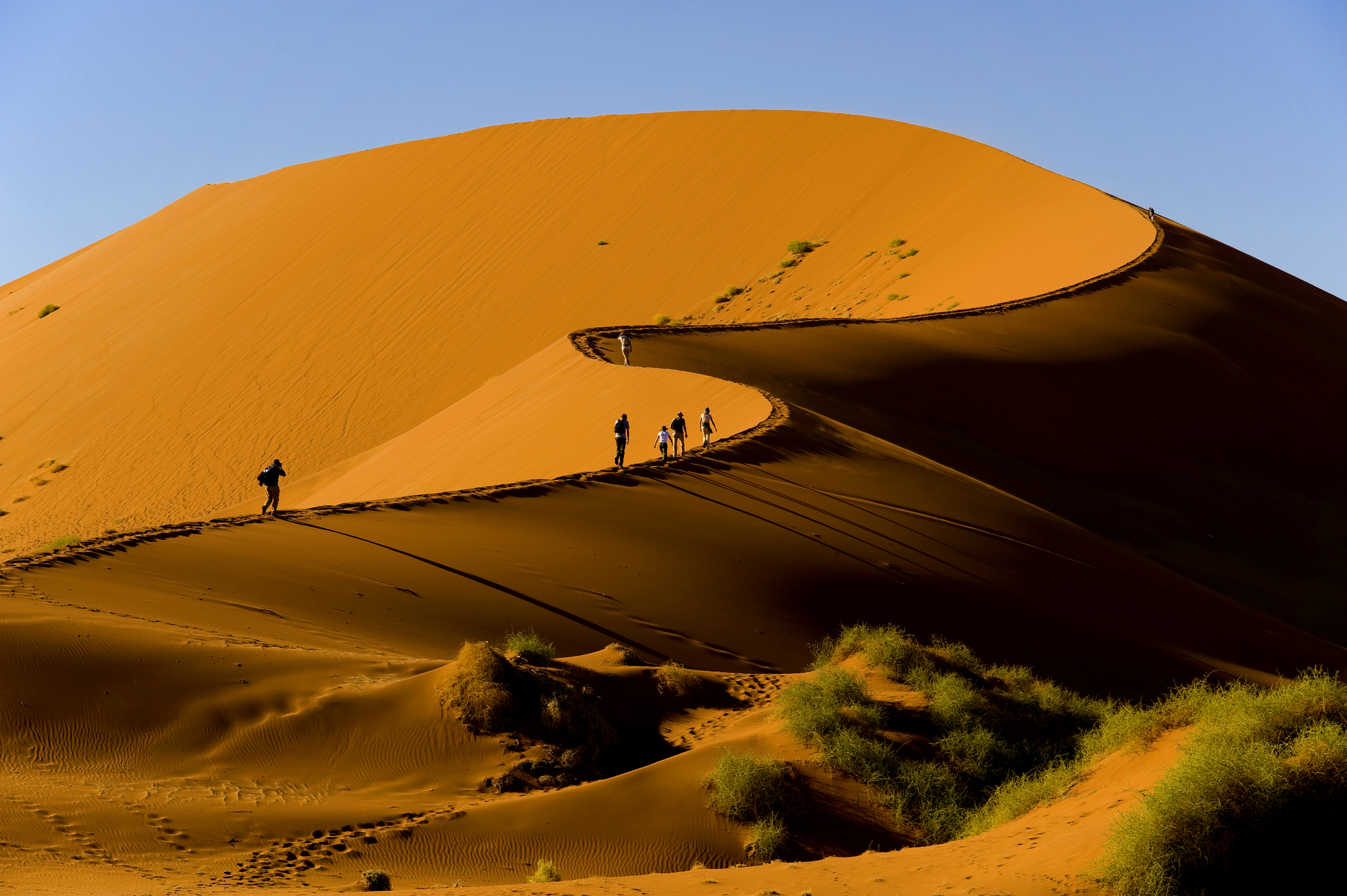 Touristen klettern auf die Sossusvlei Düne, Naukluft Nationalpark, Namibia