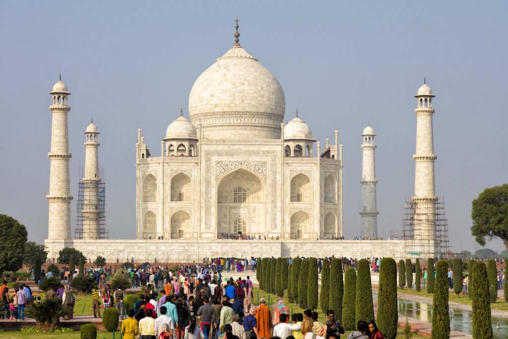 Touristen und Einheimische die das Taj Mahal in Agra besuchen