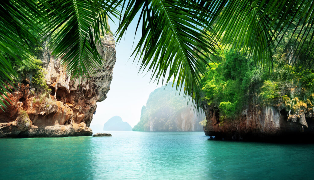 Tropische Berge und das Meer in Thailand genießen