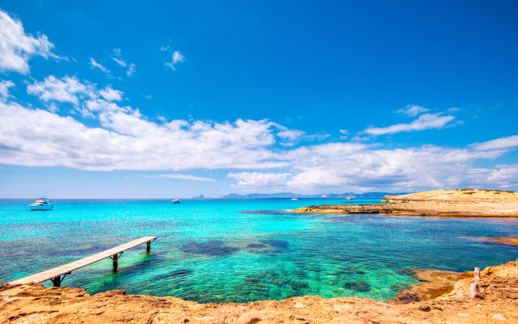 Anlegestelle und private Boote am schönsten und berühmtesten Strand von Formentera den Playa de ses Illetes