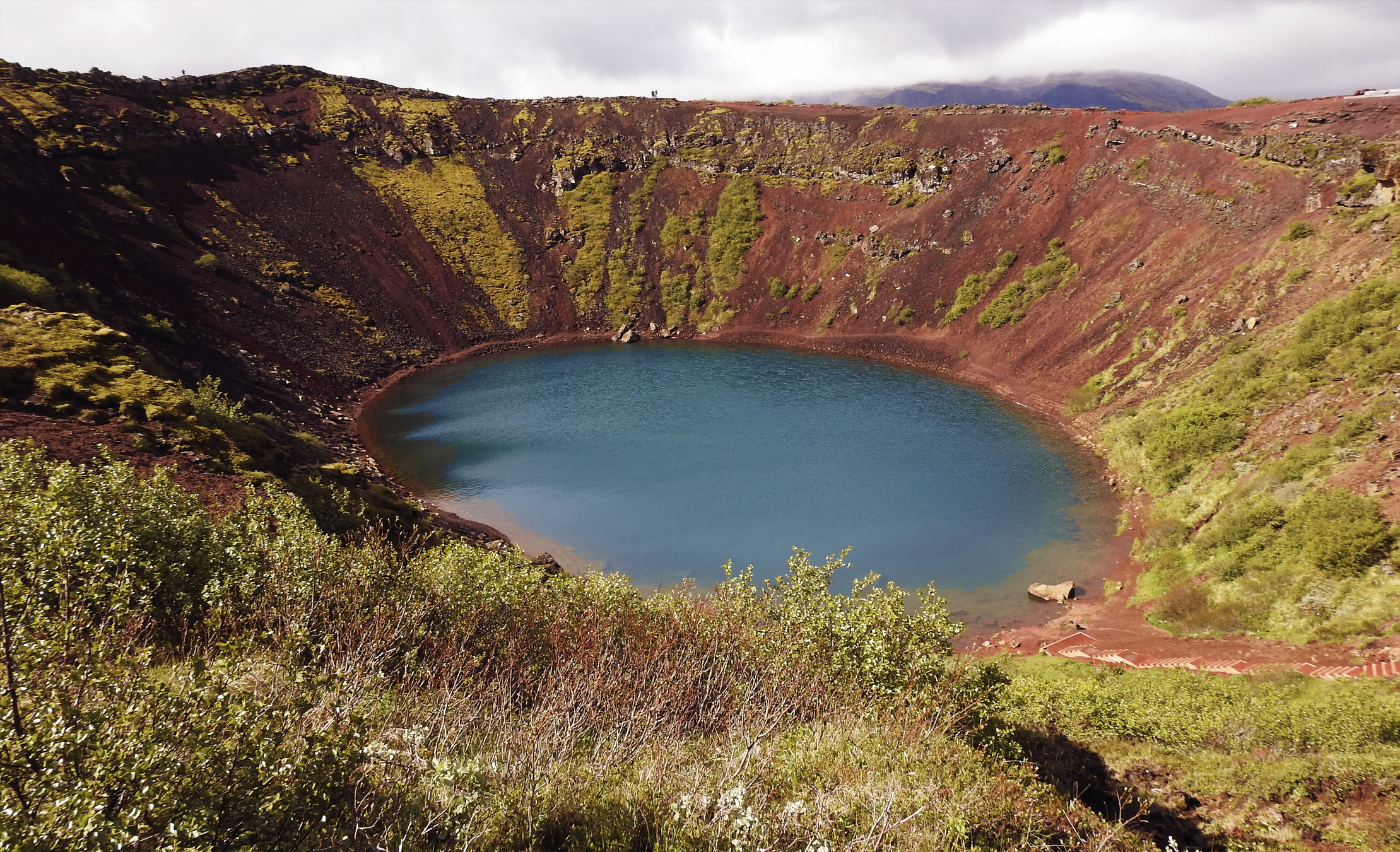 Atemberaubender Krater Kerid auf der Golden Circle Strecke auf Island