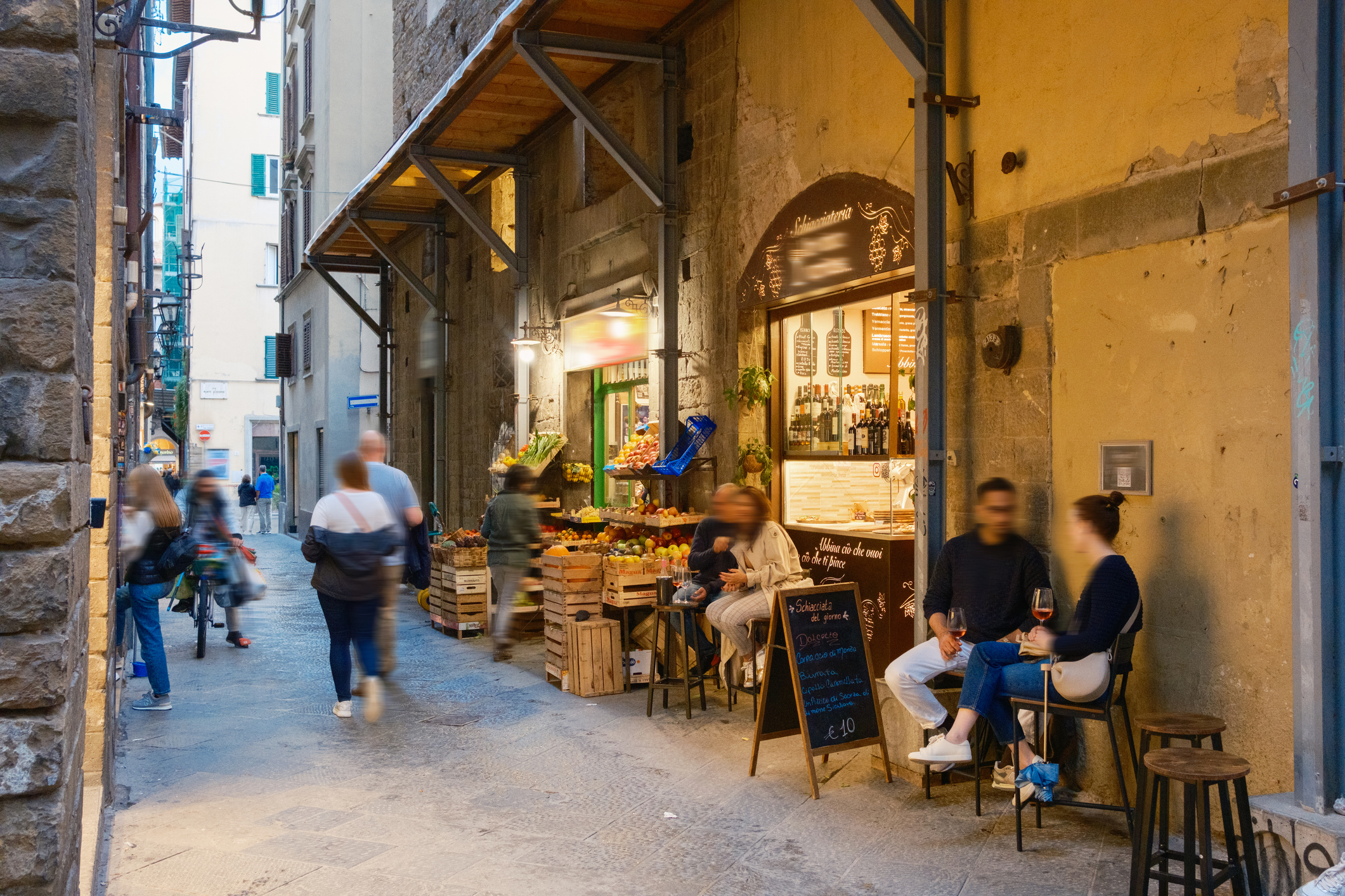 Belebte kleine Seitenstraßen in Florenz
