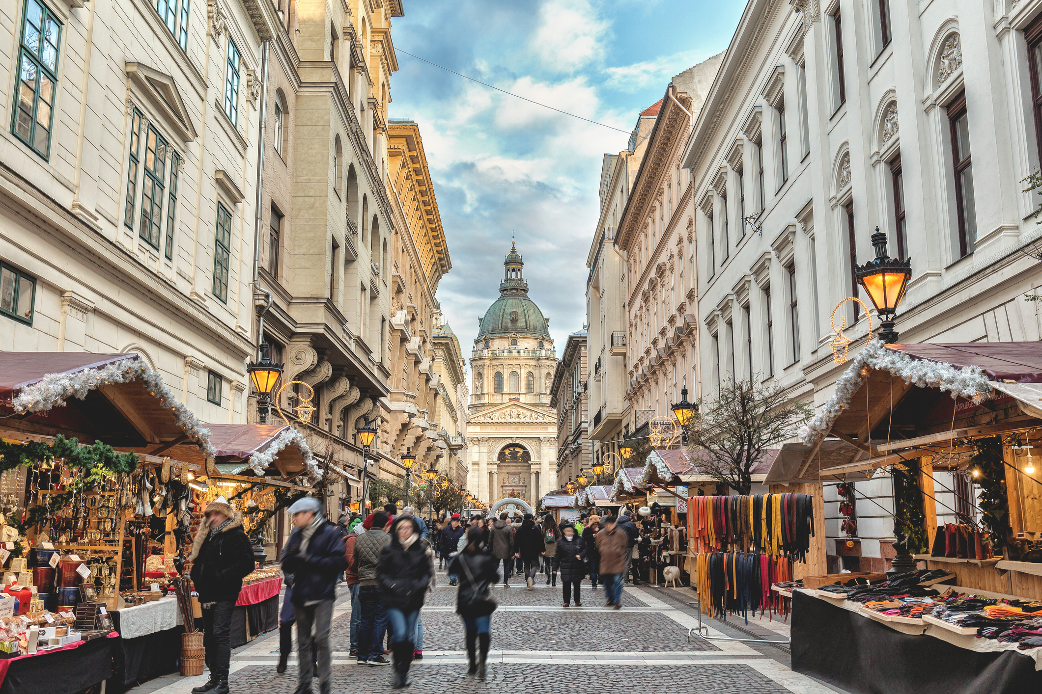 Belebter Weihnachtsmarkt in Budapest