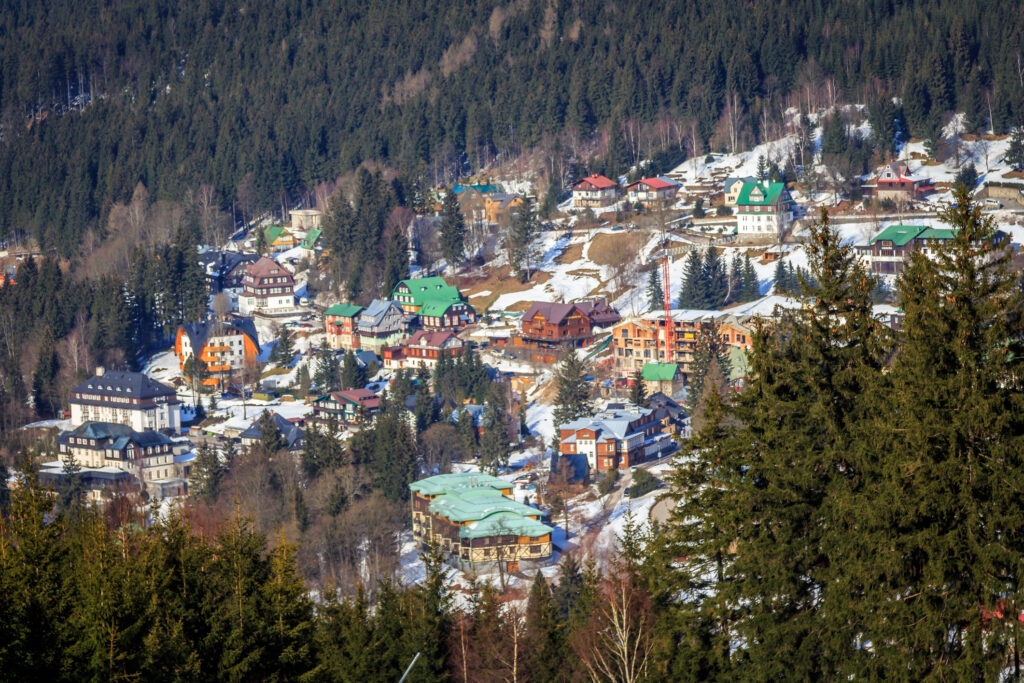 Blick auf das Riesengebirge und den Ort Spindlermühle in Tschechien