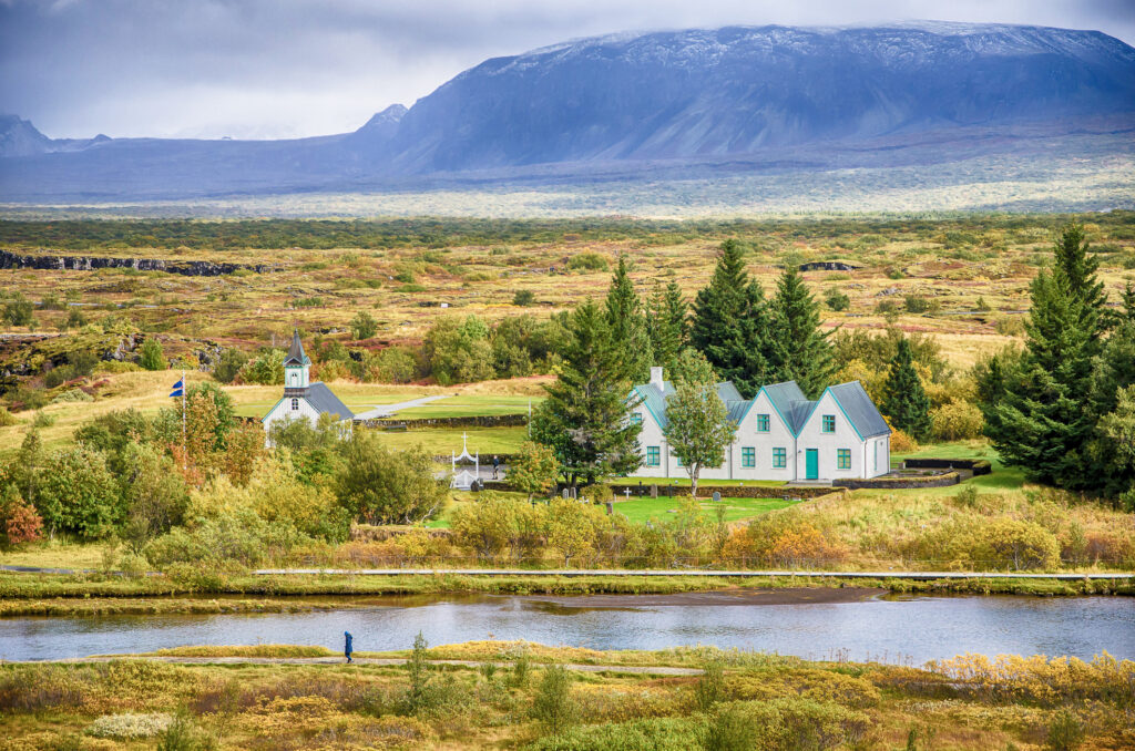 Blick auf den Oxara River und die bergige Landschaft im Thingvellir Nationalpark auf Island