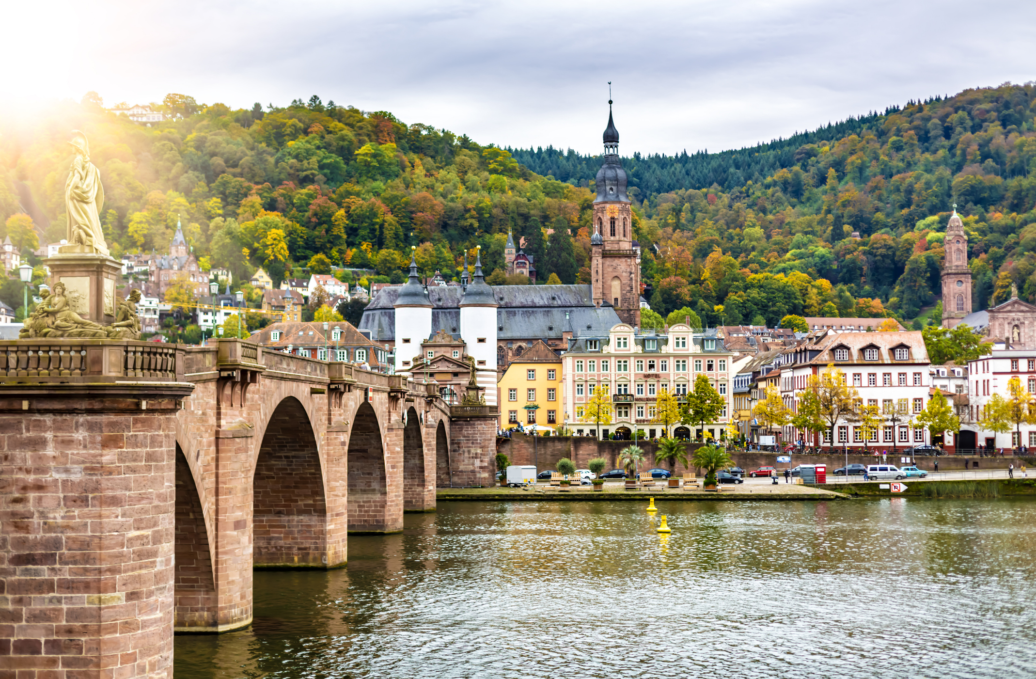 Blick auf die Brücke, die Neckar und die Stadt Heidelberg