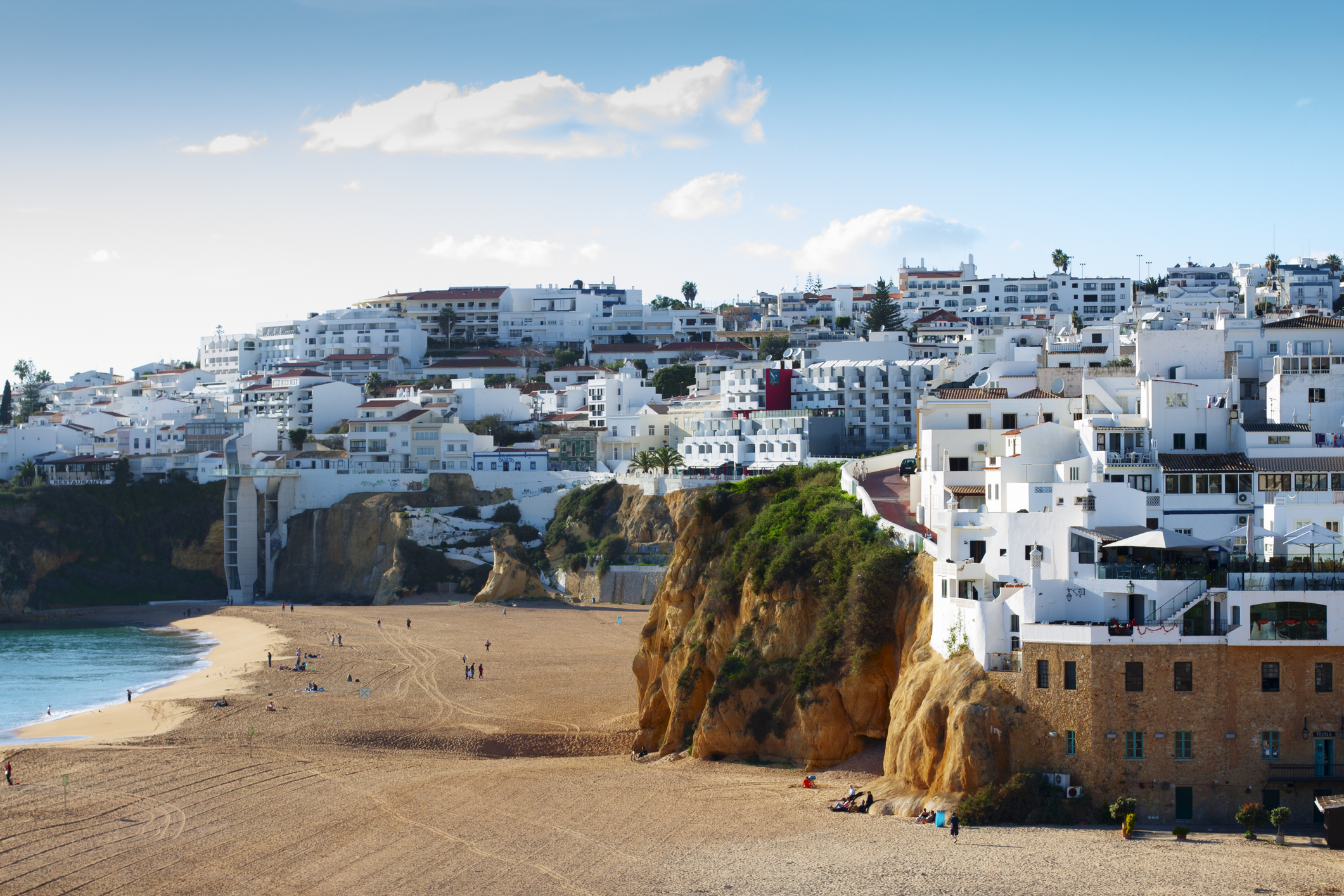 Blick auf die Stadt Albufeira an der Algarve in Portugal