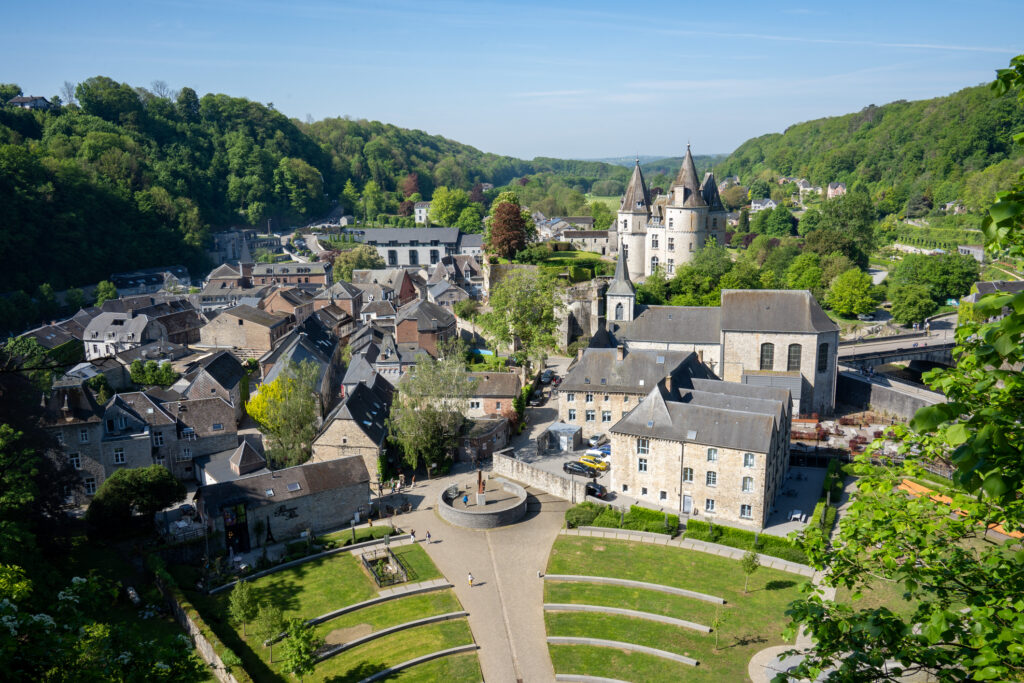 Blick auf die historische Stadt Durbuy in Belgien