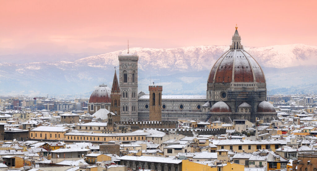 Blick aus der Vogelperspektive auf den Dom Santa Maria Del Fiore in Florenz im Winter