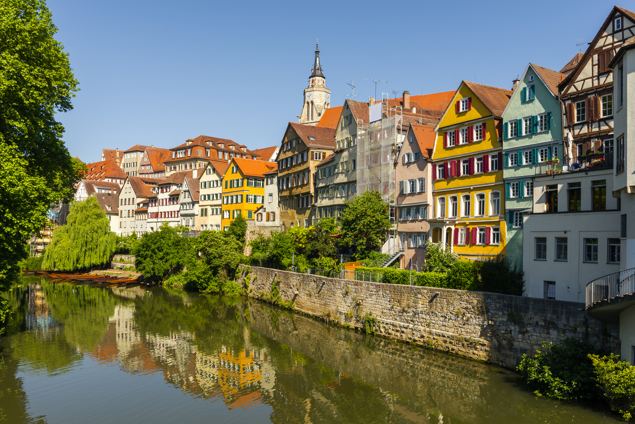 Blick entlang der Fachwerkhäuser an der Neckar in Tübingen