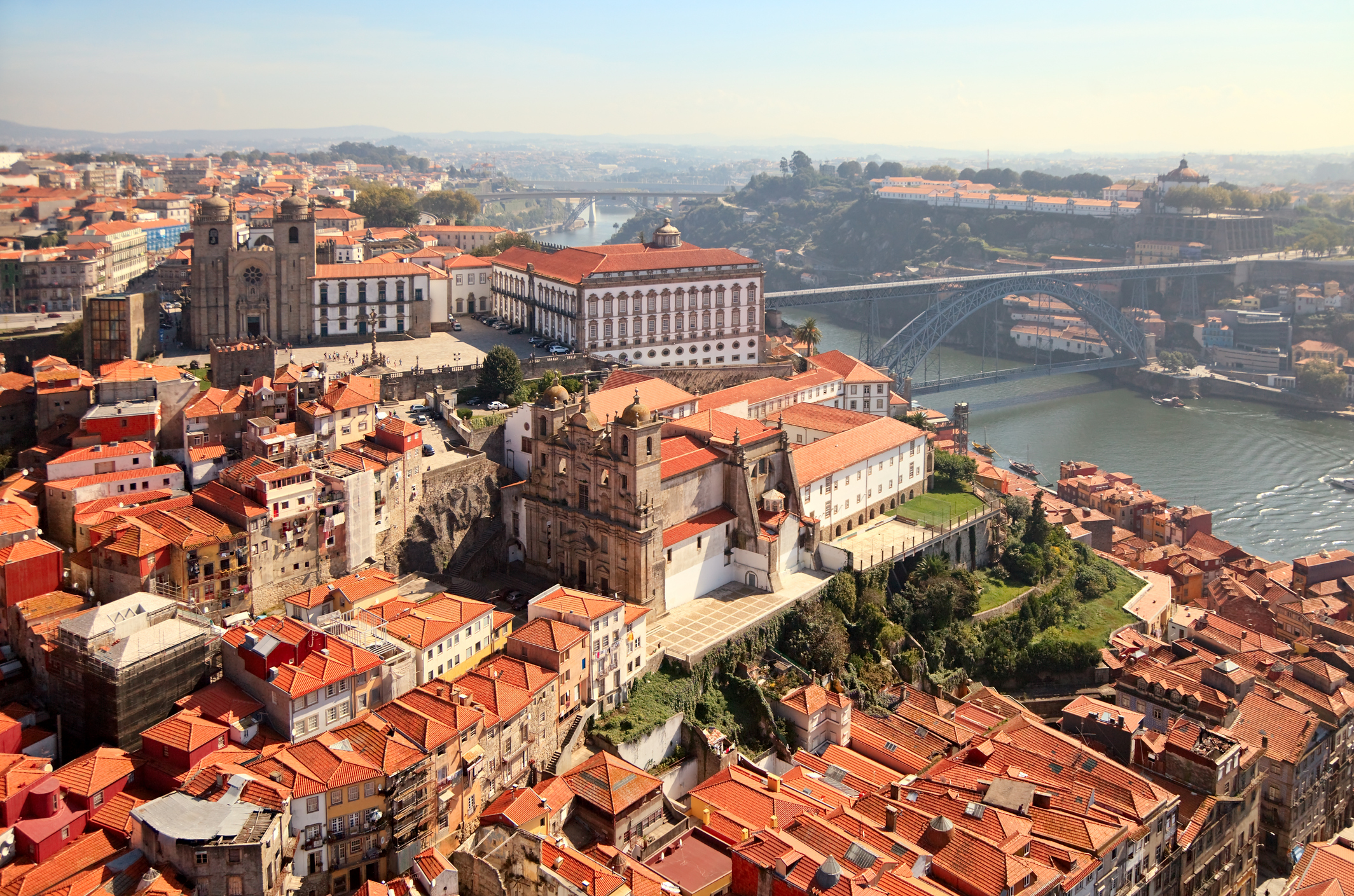 Blick über die Stadt Porto und der wunderschönen Brücke in Portugal