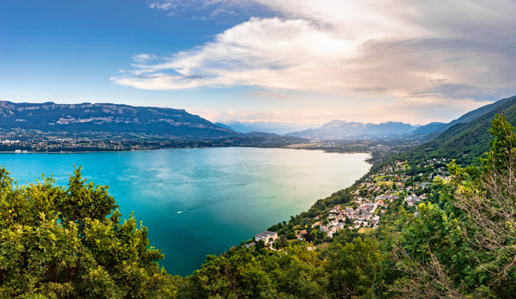 Blick vom Aussichtspunkt über dem Dorf Bourdeau am Rande des Bourget-Sees