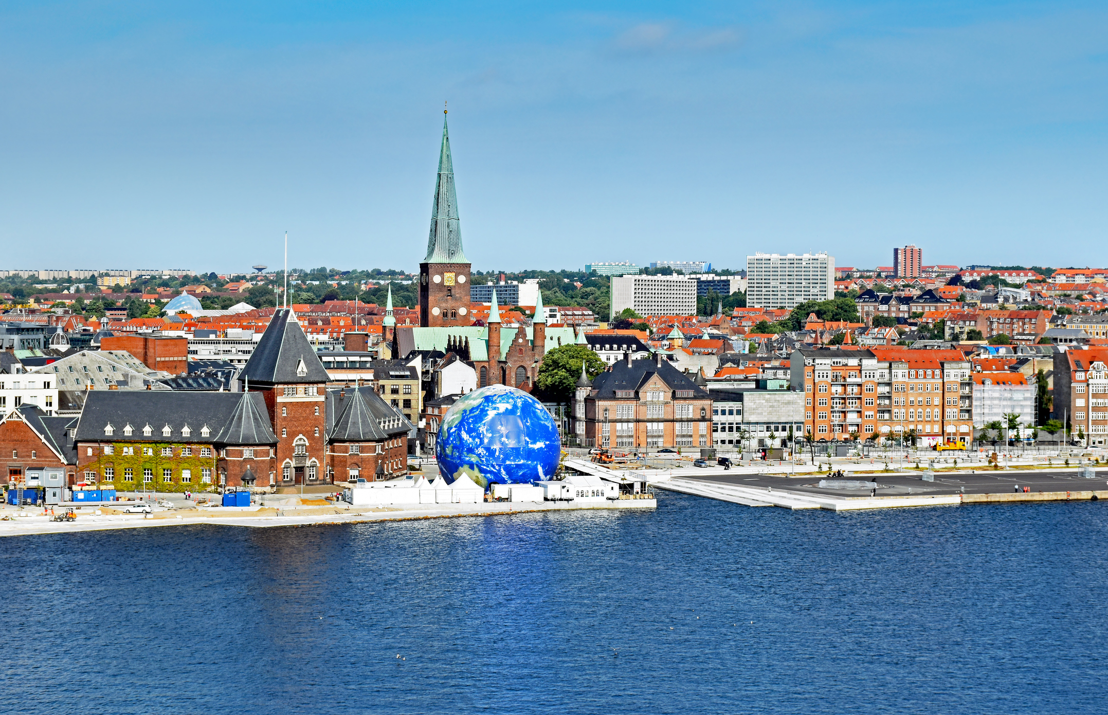 Blick vom Wasser zur Stadt Aarhus in Dänemark