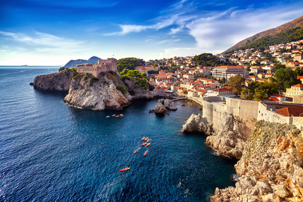 Blick zur Stadt Dubrovnik und die Festungen Lovrijenac und Bokar