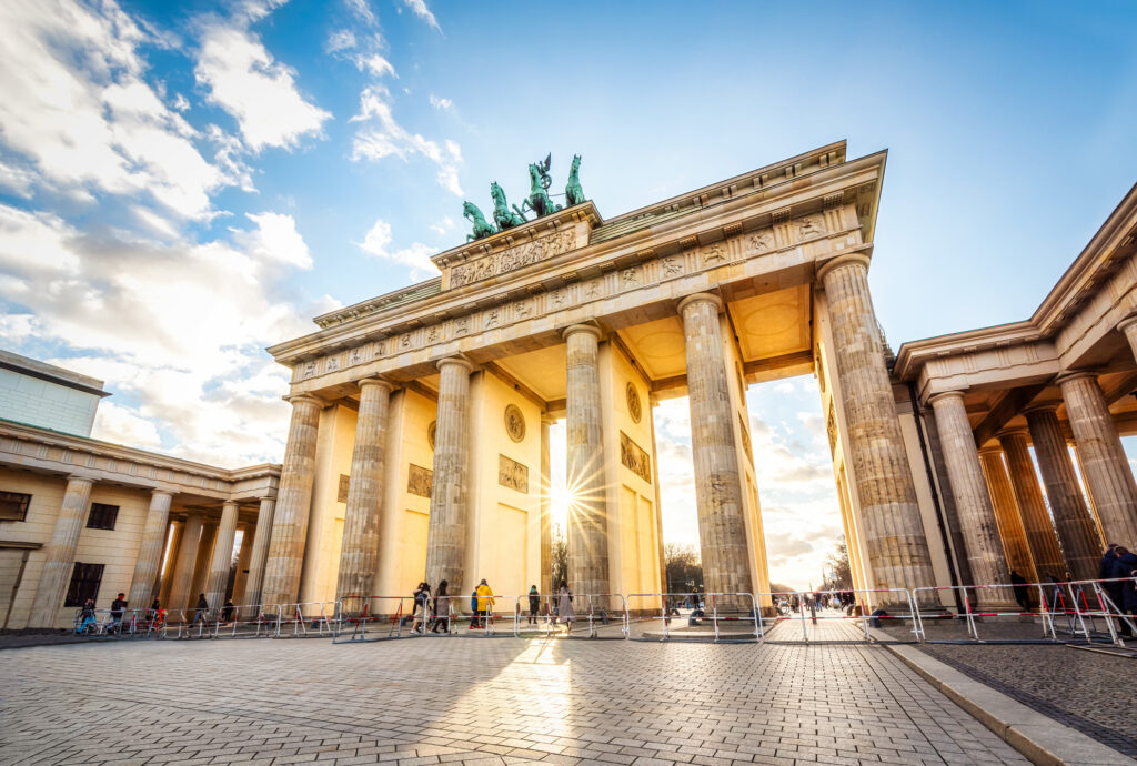 Das Brandenburger Tor bei Sonnenuntergang in der Hauptstadt Berlin