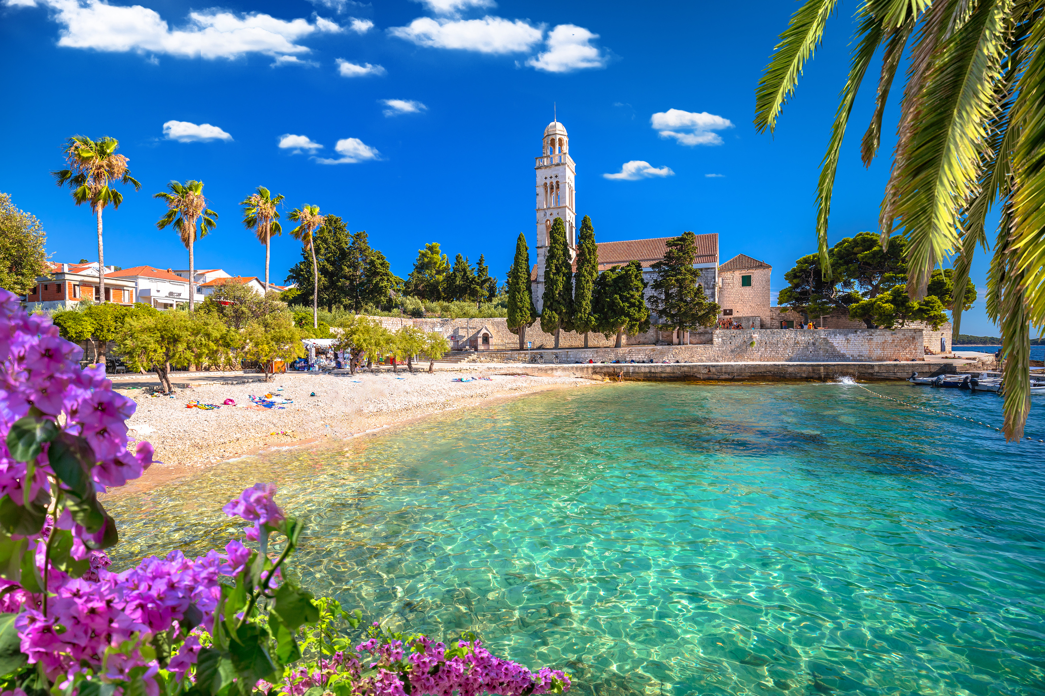 Das Franziskanerkloster und türkisfarbener Strand auf der Insel Hvar