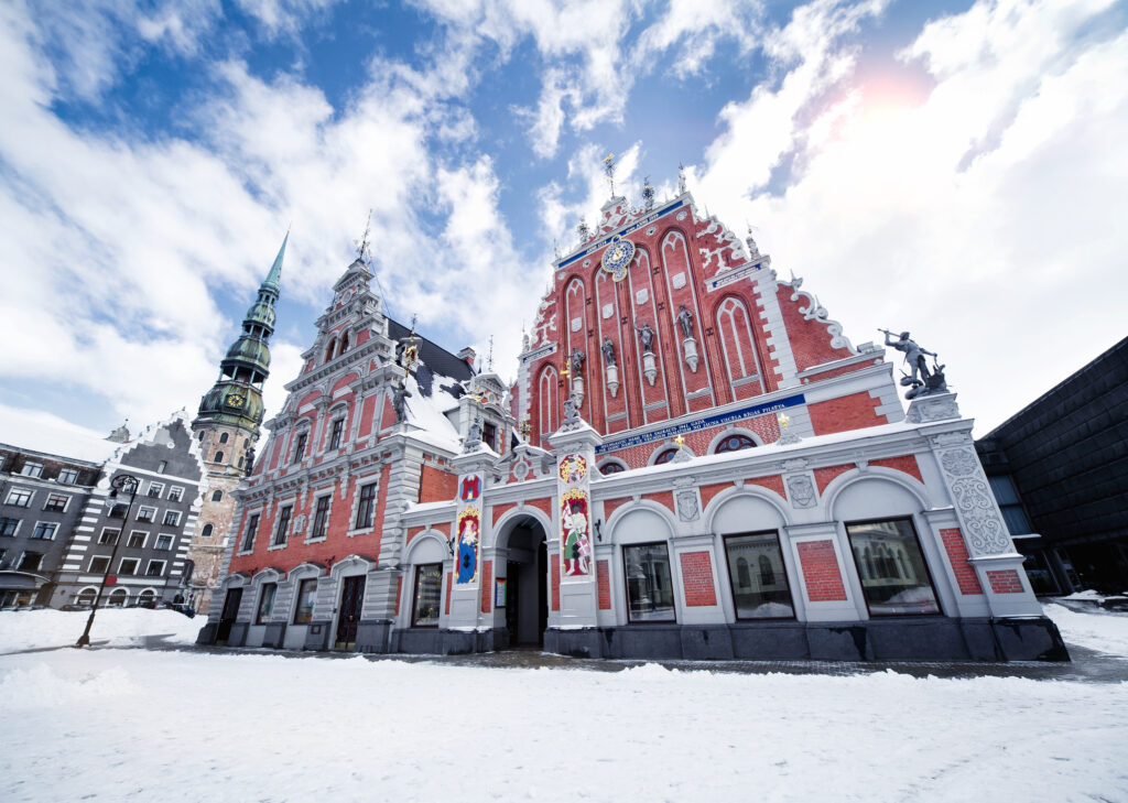 Das Schwarzhäupterhaus und Peterskirche in der Altstadt von Riga in Lettland