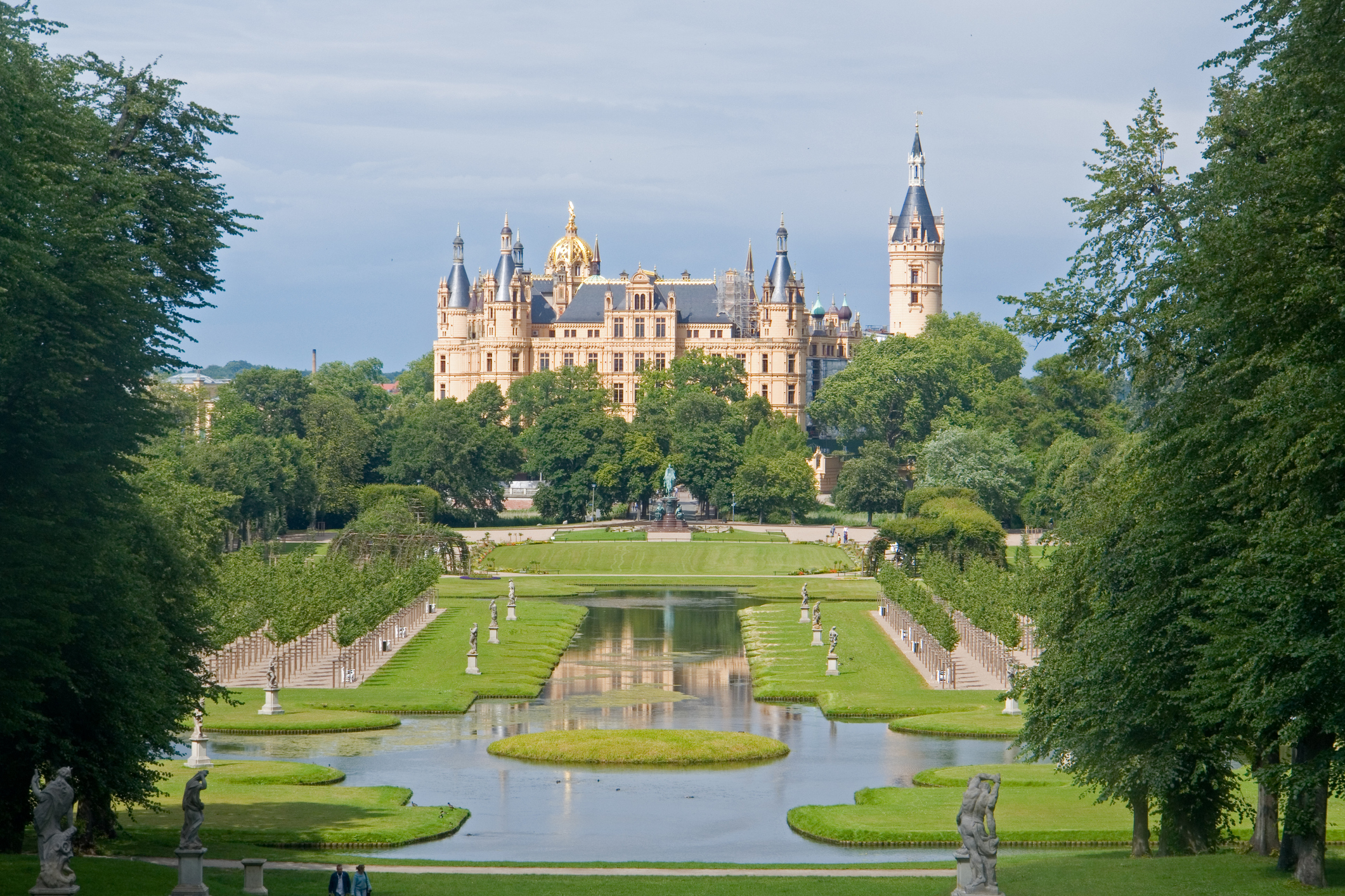 Das Schweriner Schloss mit seinem Garten und Teich