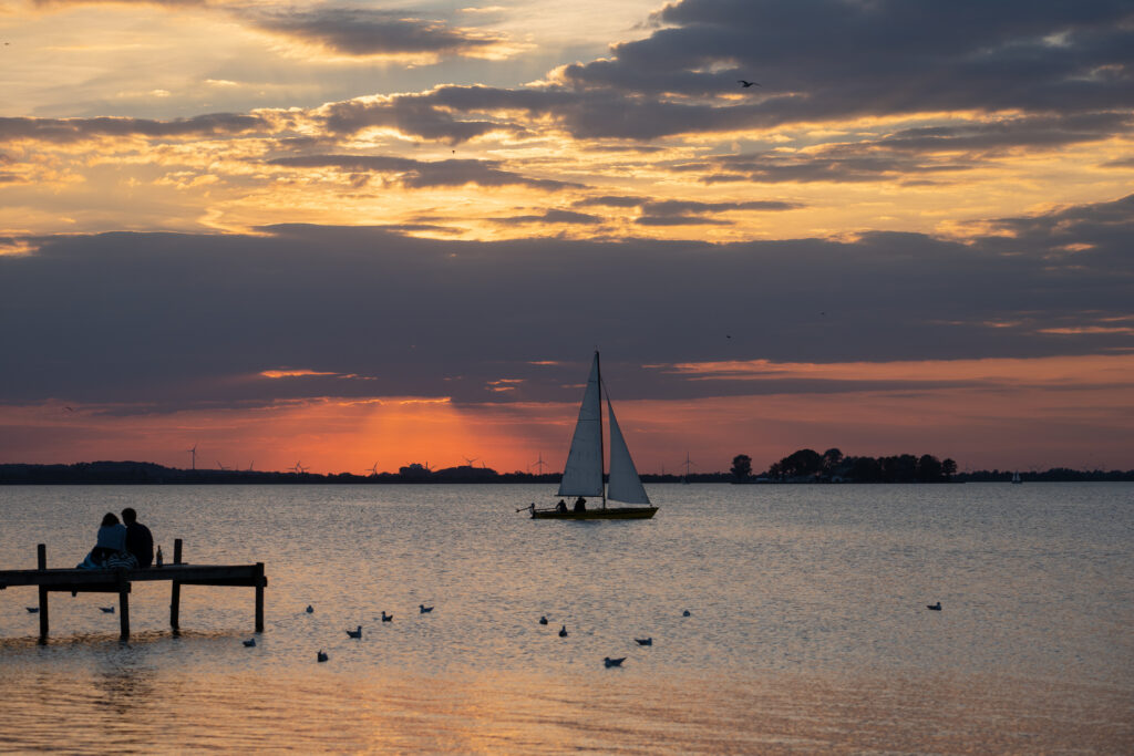 Das Steinhuder Meer und ein Paar beim Blick auf den Sonnenuntergang