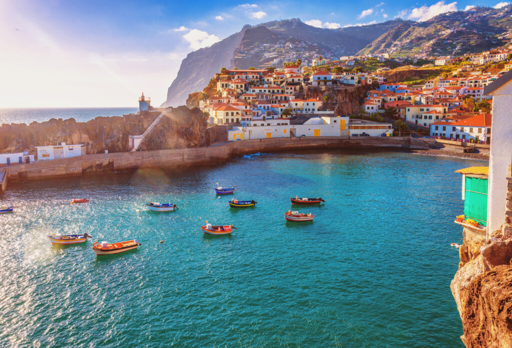 Das kleine Fischerdorf Camara de Lobos auf der portugiesischen Insel Madeira