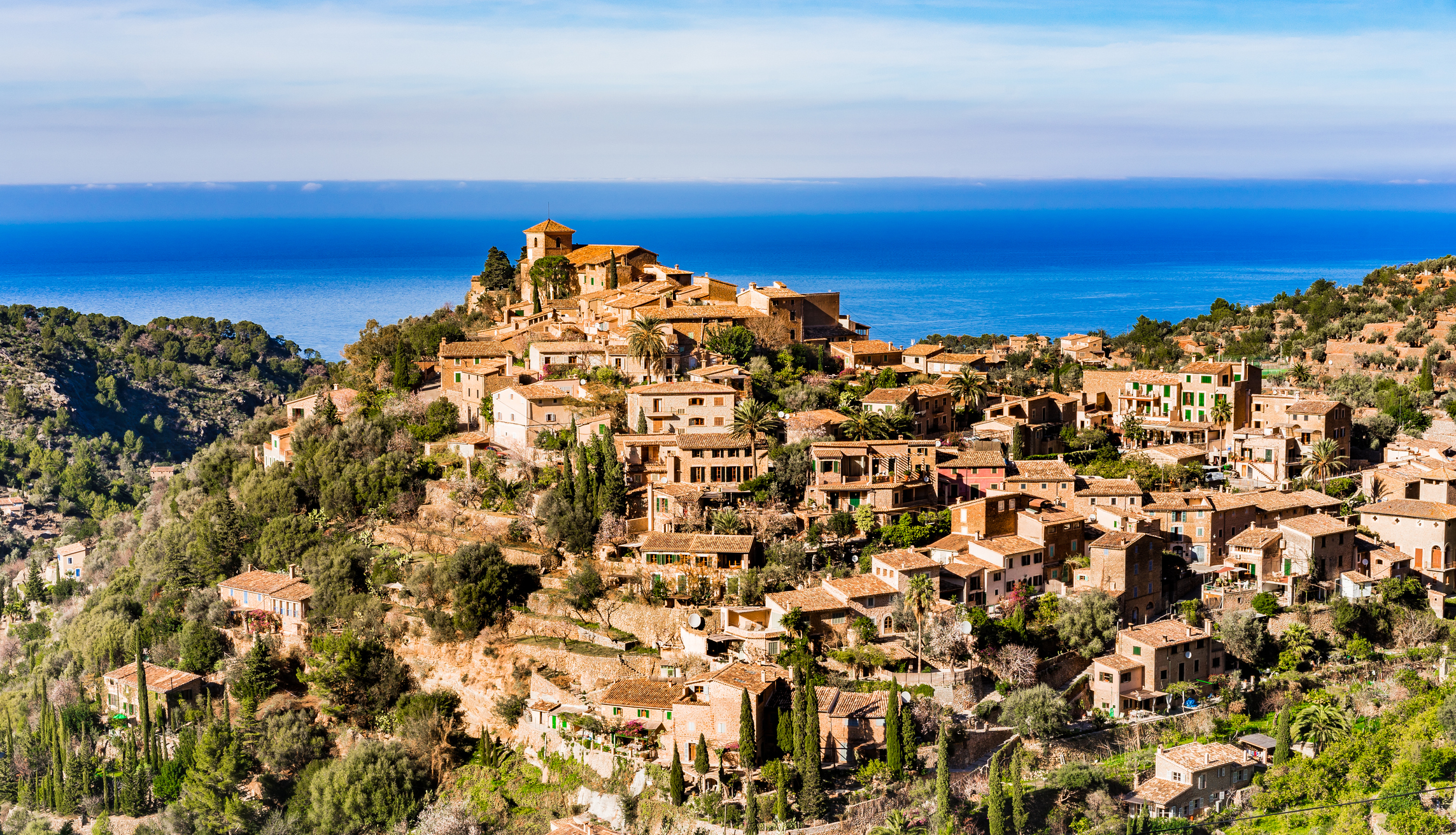 Das mallorquinische Dorf Deia mit schönen Blick aufs Meer