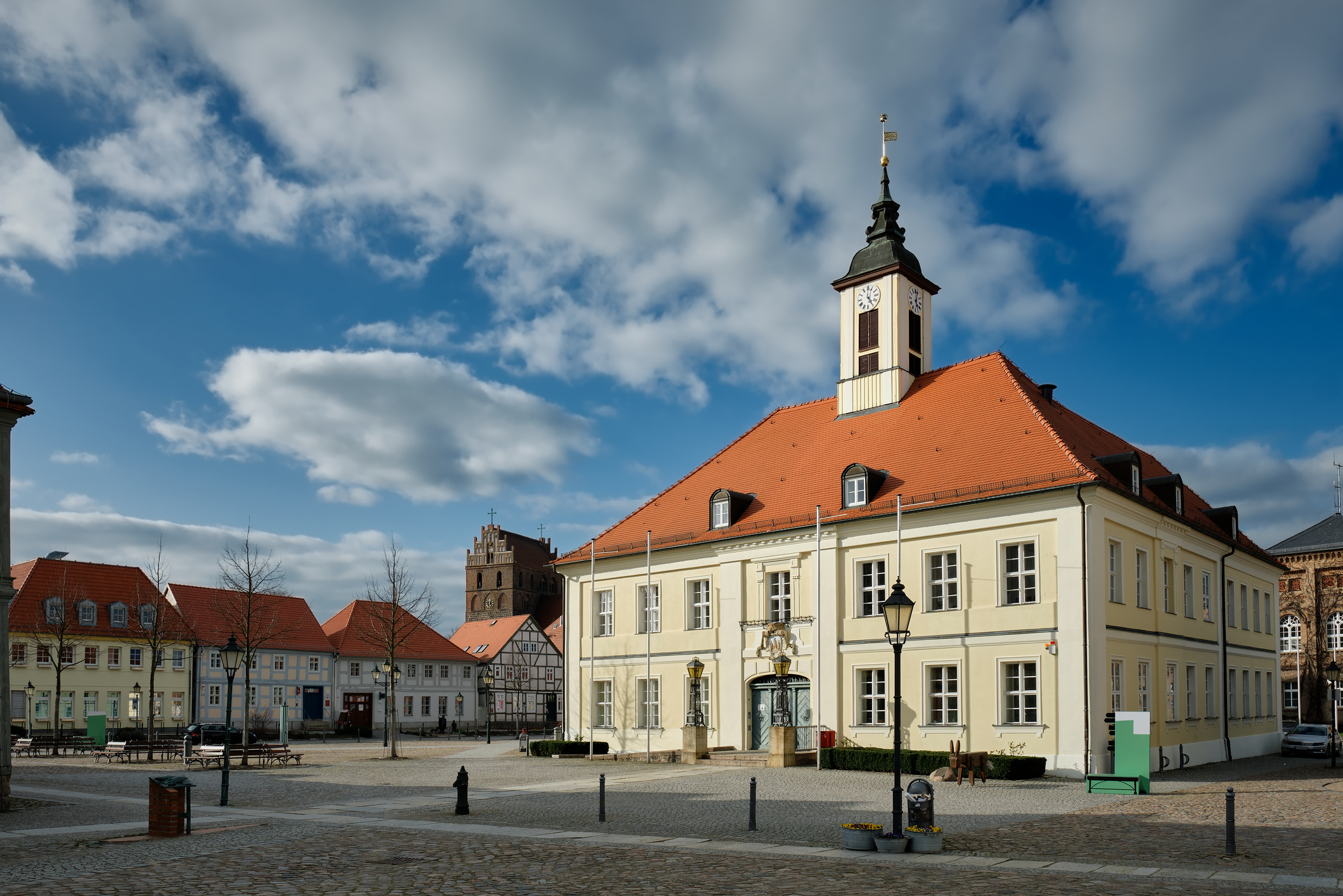 Denkmalgeschützter Marktplatz mit historischem Rathaus in der Altstadt Angermünde in der Uckermark